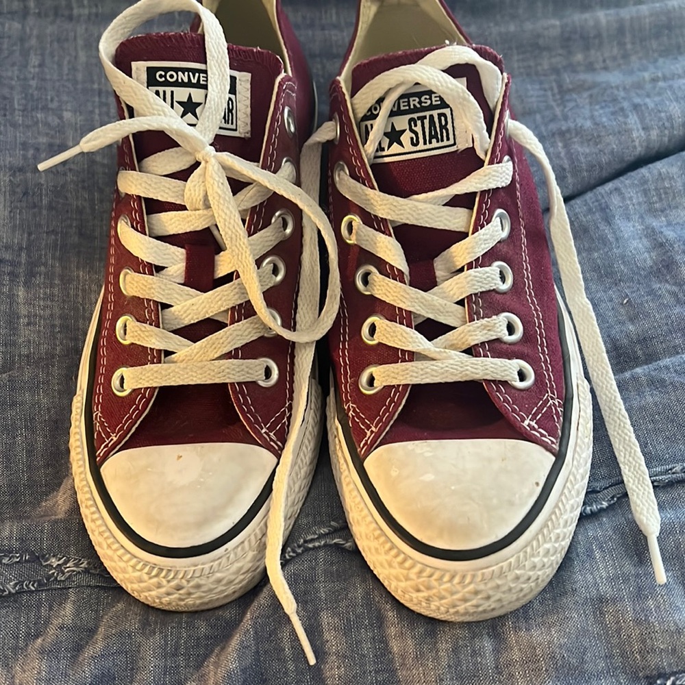 womens size 7 burgendy converse. in great condition .no stains , no rips .